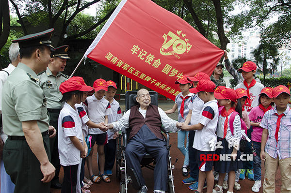 　(8月20日上午，湖南省军区五里牌干休所第十八届夏令营活动开营。