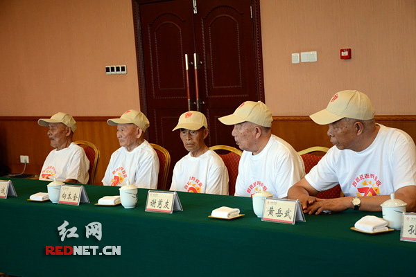 赴京参加纪念活动的抗战老战士平均年龄为92岁，最小的也有86岁。
