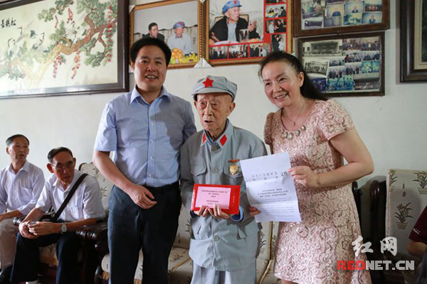 张家界市国税局党组书记、局长朱洪璋（左一）与老人合影。
