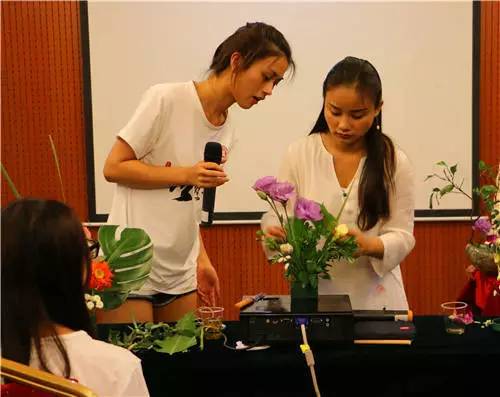 学员仔细学习