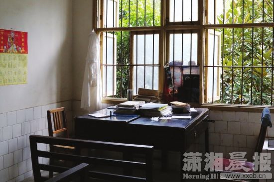 8月20日，东安县中医院眼鼻喉科的门诊室内，申安华的白大褂挂在办公桌旁。弑母事件发生前，作为医务办主任的申安华，除了处理医院一些行政事务，多数时间都在履行眼科医生的职责。图/潇湘晨报记者