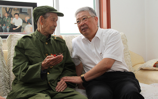 民政部部长李立国率慰问团赴山西慰问抗战老兵