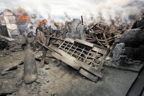 湖南抗日战争纪念馆内模拟了当年日军轰炸长沙的场景。