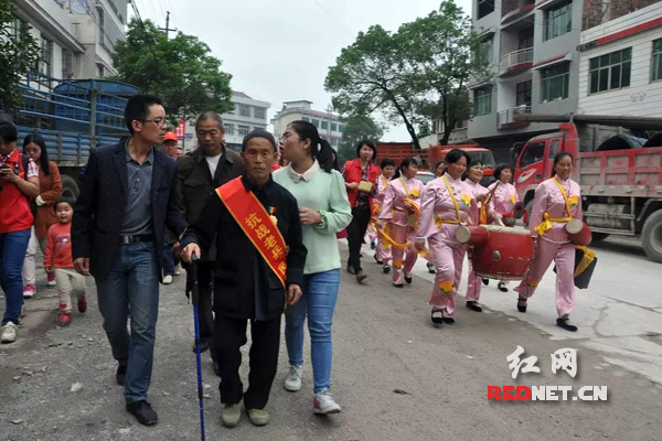 九十高龄的向本金老人重返昔日战场祭奠战友