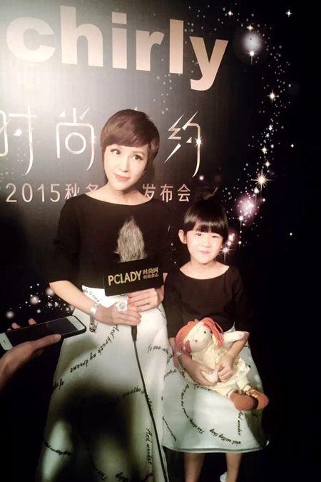 鲍蕾贝儿母女接受采访