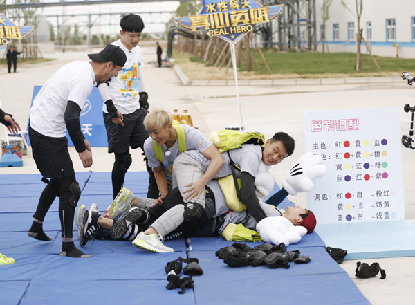 佟大为与队友混战抢夺颜料