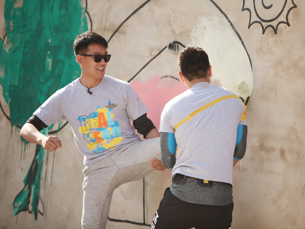 佟大为与朱亚文抱腿合作涂颜料