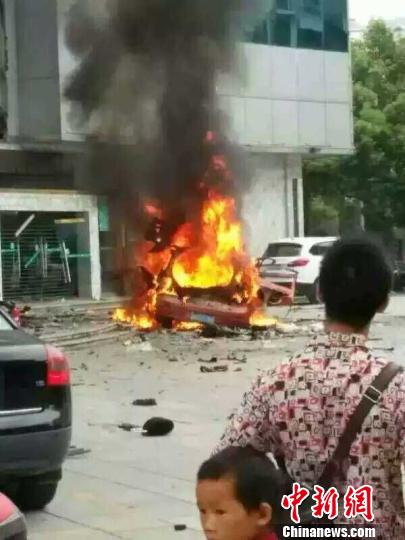 爆炸现场警方供图摄