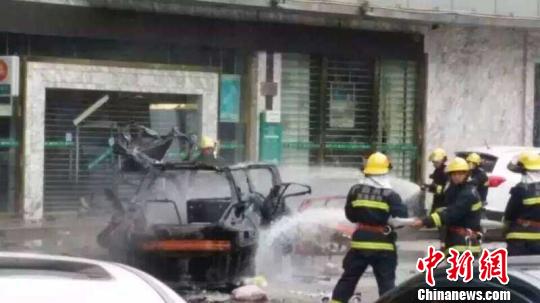 爆炸现场警方供图摄