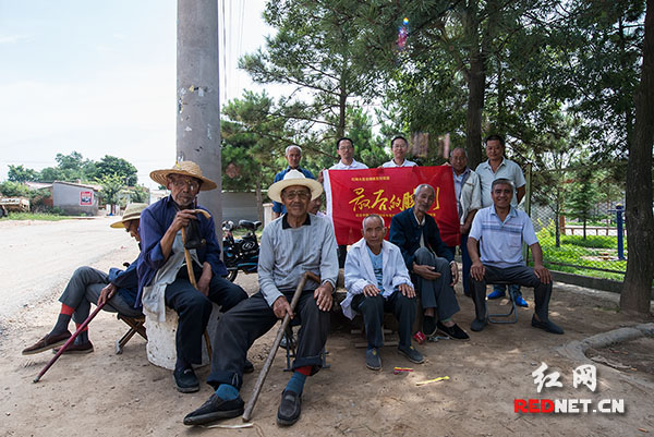 红网《最后的胜利》报道组在陕西延安洛川县冯家村村口的大树下，听坐在这里乘凉的老人们讲洛川会议的故事