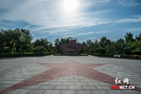 洛川会议纪念馆广场上的纪念雕塑：全民抗战、走向胜利