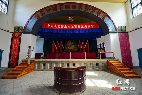 延安杨家岭革命旧址中央大礼堂。1945年4月至6月，党的七大在此召开，选举了以毛泽东为首的中央委员会，确立了毛泽东思想为党的指导思想