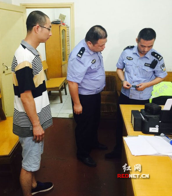 8月24日，刘某[左一]前往长沙芙蓉交警大队自首。