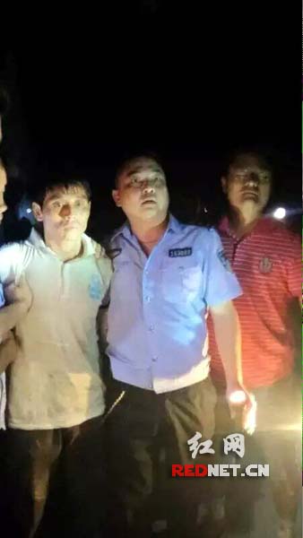 犯罪嫌疑人汪文生（左）被抓获归案。