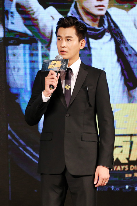 乔振宇台上讲话