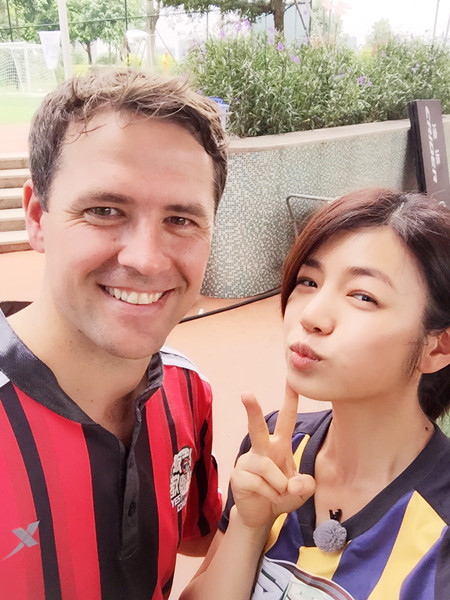 陈妍希与球星欧文合影卖萌