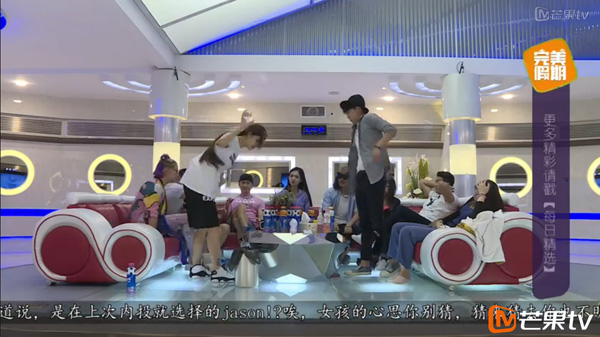 怒摔水杯惊呆众人