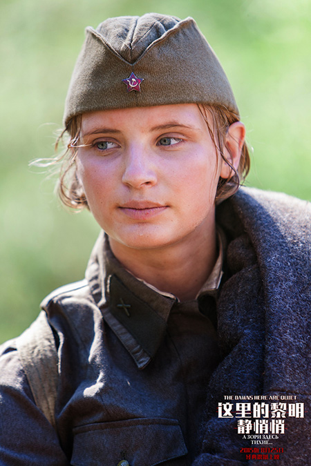 来自不同家庭的女兵肩负一样