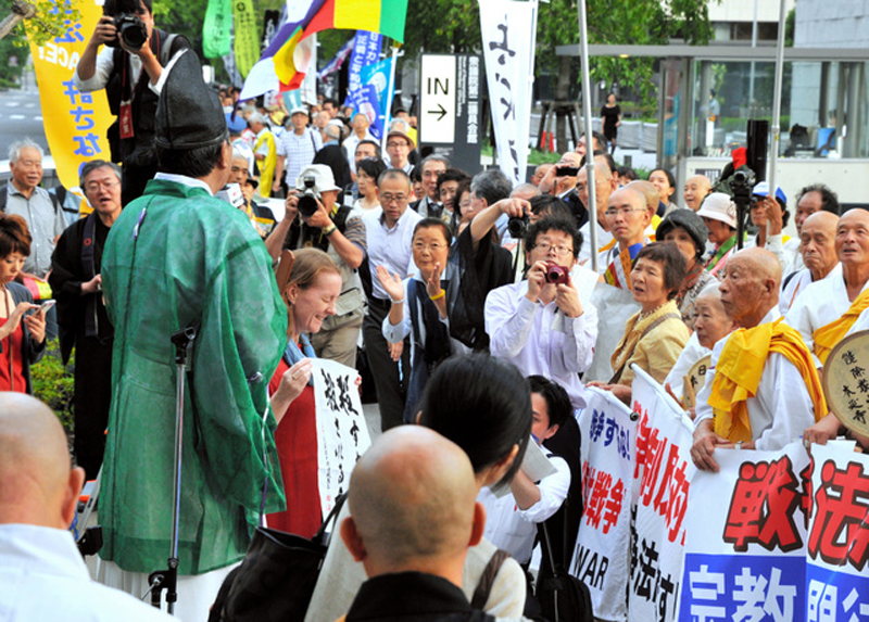 《朝日新闻》8月25日报道,24日下午,日本宗教人士,教徒等聚集在东京永