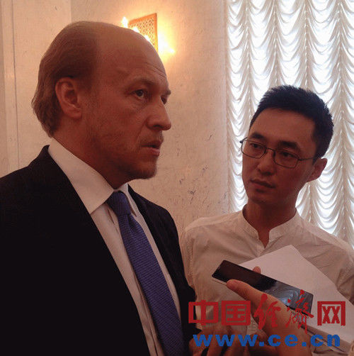 俄罗斯联邦驻华公使陶米恒左一接受中国经济网记者采访