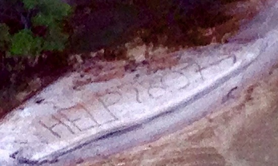 男子迷路沙滩上写巨幅字求助被直升机看见获救