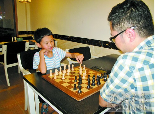 陈一格与老师研究比赛对局。