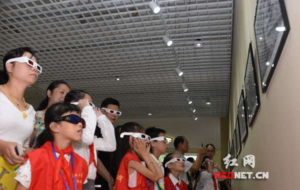这是湖南首个以3D照片呈现抗战场景的图片展