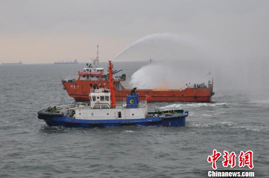 河北曹妃甸开展海上搜救与溢油联合演习（图）