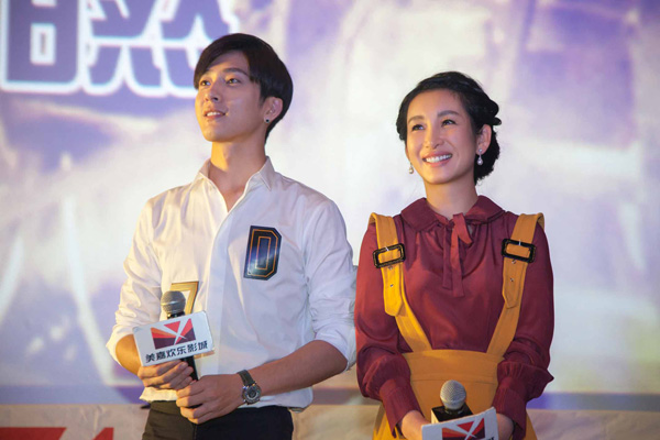 《三城记》见面会 秦海璐造型抢眼幽默十足- M