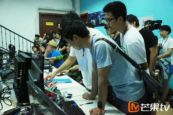 关切房客们互动的导演们