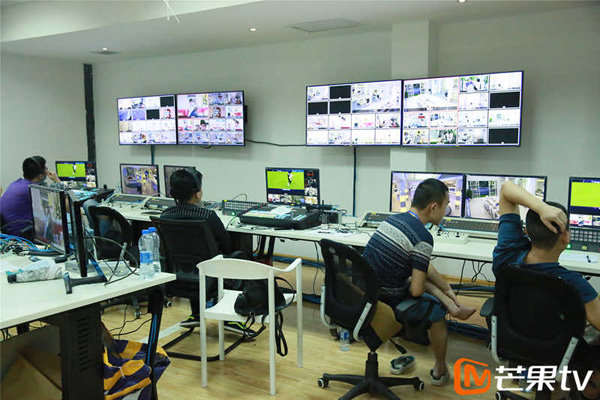 紧张忙碌的导播间