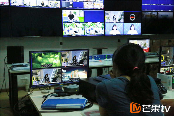 深夜加班的导播妹纸