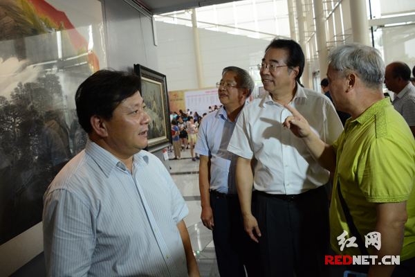 开幕式结束之后，湖南省委常委、宣传部长许又声（右二），省政协副主席欧阳斌（右三）等一行观看了展览。