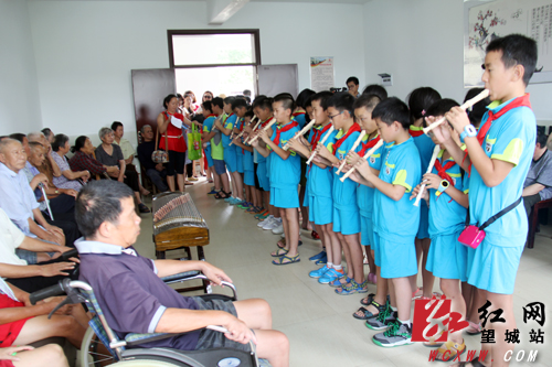 望城区人大代表和小学生走进乌山敬老院送欢乐