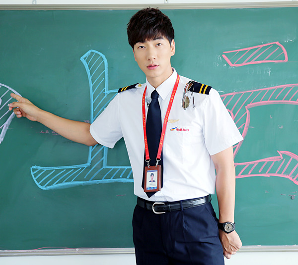 张亮上演制服诱惑