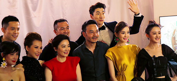 张亮与女神团合影