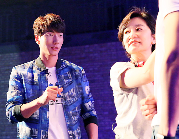 张亮指导林青霞走秀