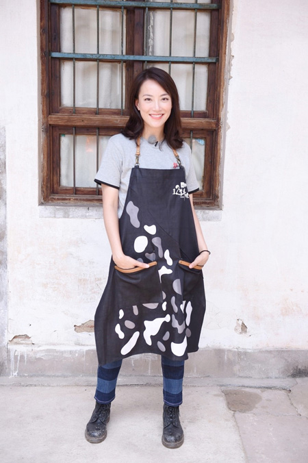 金牌经纪人霍汶希身穿锋味围裙