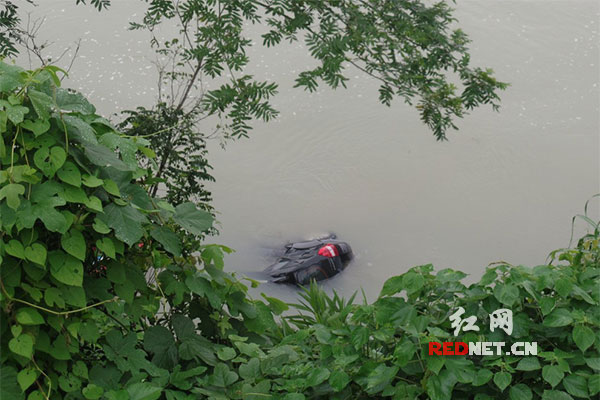 湘西小伙勇救落水乘客后续:飞入河中SUV已被