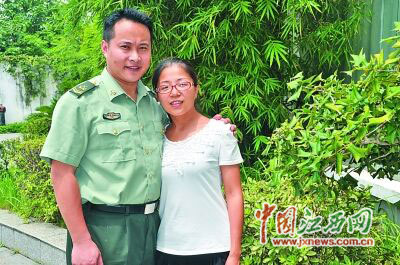 张文玲与军人丈夫宿舍楼下与丈夫合影