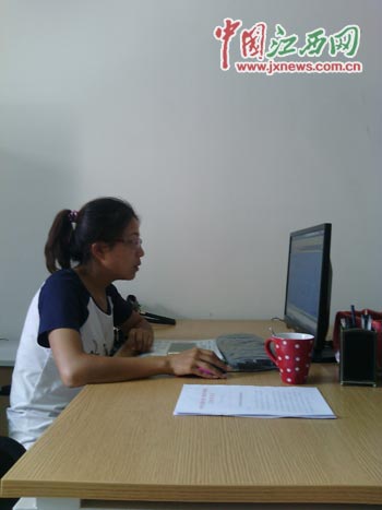 张文玲在自己的本职岗位上专心致志地工作