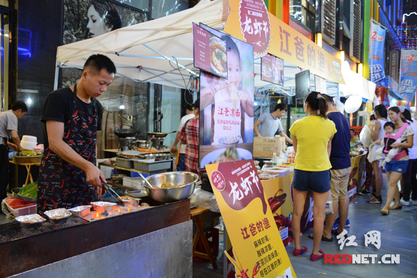 第二届吃香喝辣龙虾节在长沙万达开福金街开幕，吸引了长沙各知名龙虾店家参与。