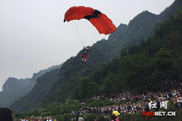 “矮寨大桥伞降奇兵：中俄低空跳伞大挑战”在湘西吉首矮寨大桥举行。