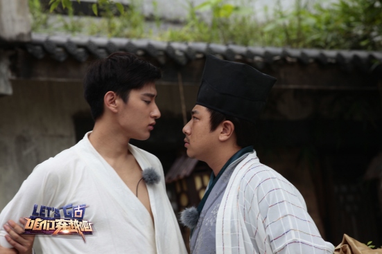 于小彤和斋长对视