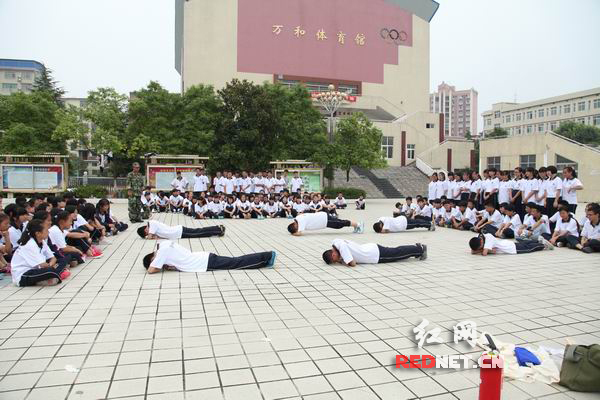 隆回万和学校军训学生在体验防核原子闪光动作要领。