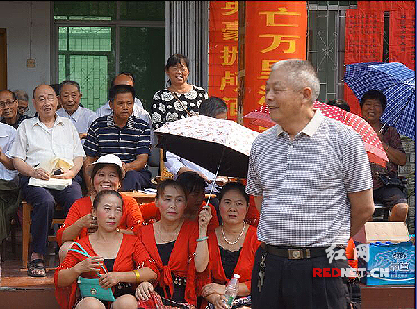 退休教师陈业正在纪念抗战胜利70周年会上朗诵诗词