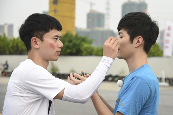 张杰与陈学冬口红涂脸