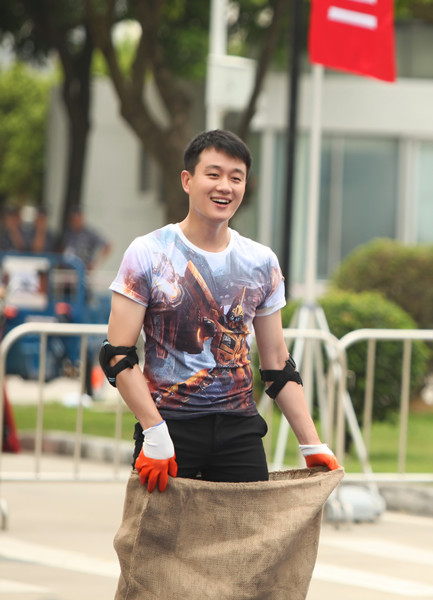 佟大为《真心英雄》跳布袋