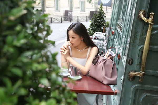 倪妮享受下午茶