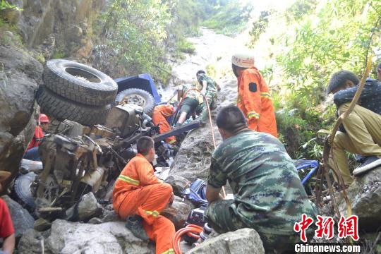 重庆一农用车翻下山崖危急时刻父亲救儿不幸遇难